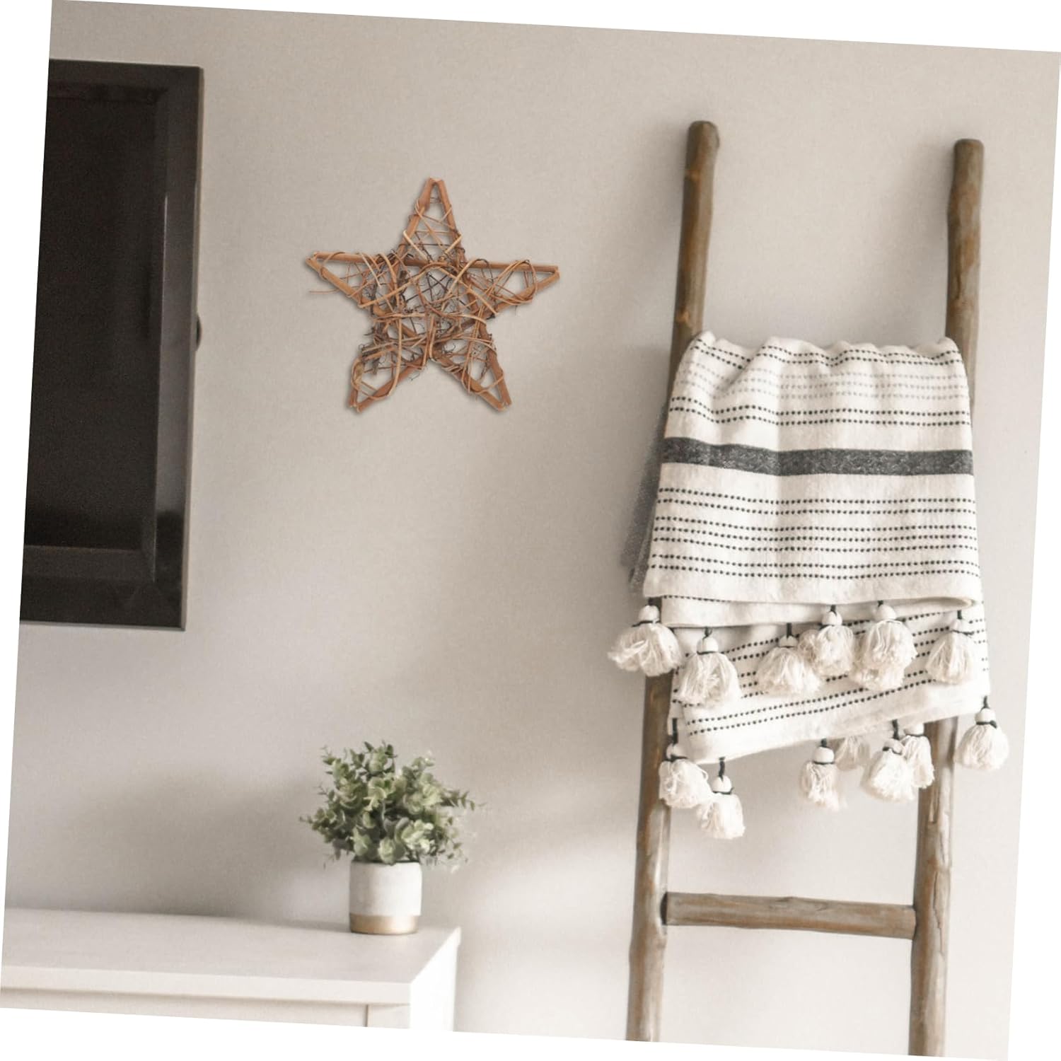 Amosfun 2pcs Star Shaped Wreath Rattan Frame for Holiday Decor